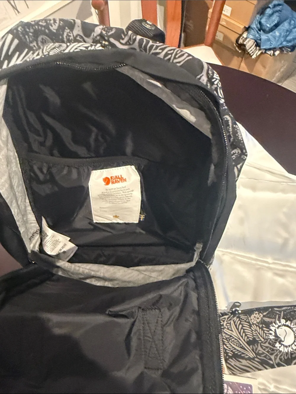 Kånken-style Black Patterned Men's Backpack with Matching Pouch